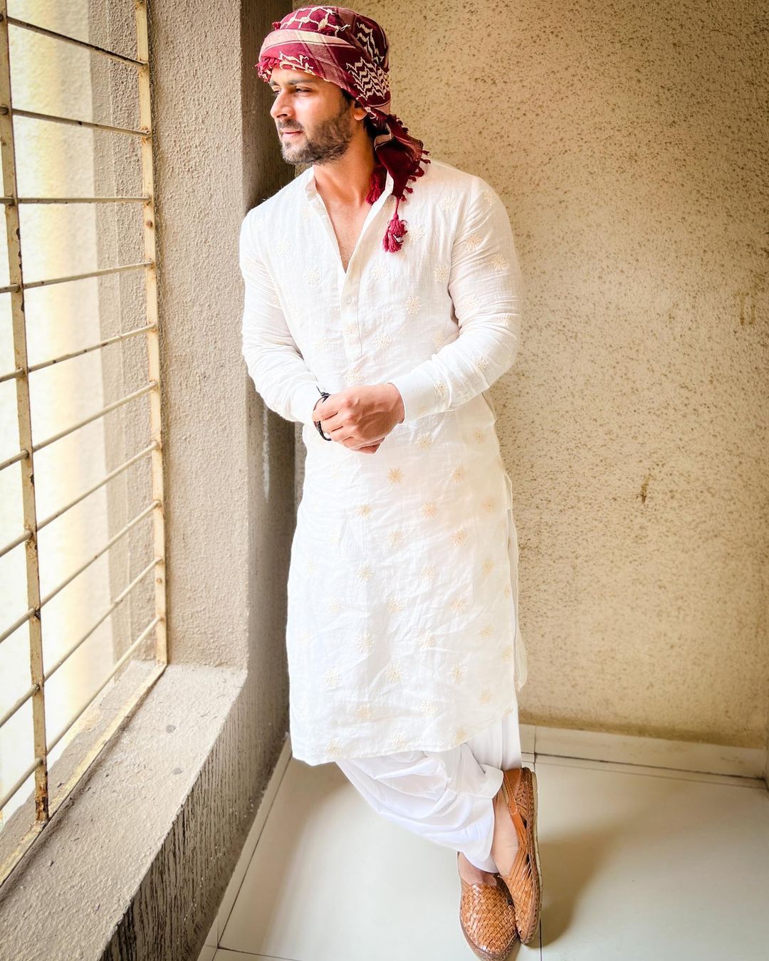 WHITE EMBROIDERED KURTA PAJAMA SET